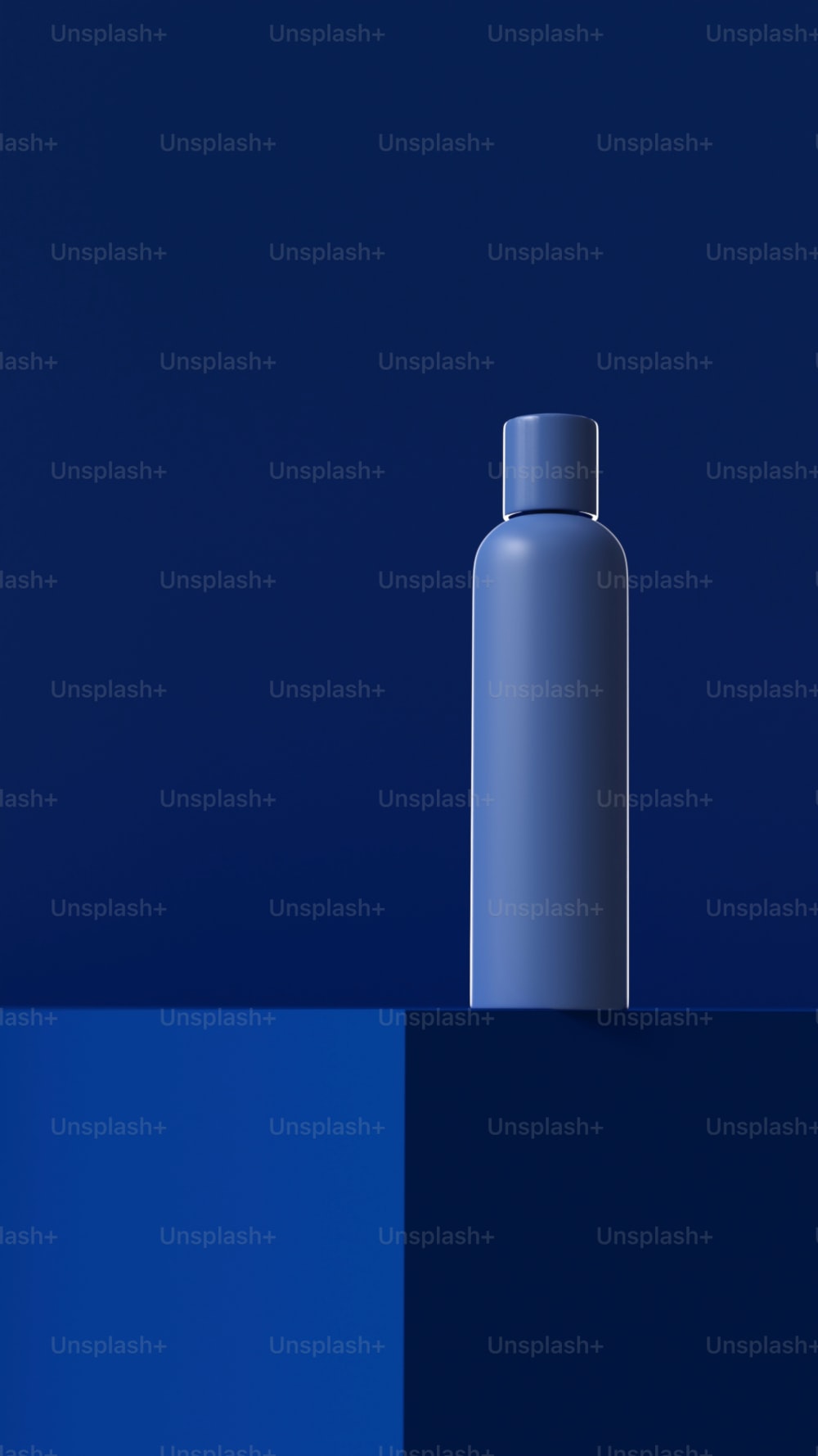 una bottiglia blu seduta sopra un tavolo
