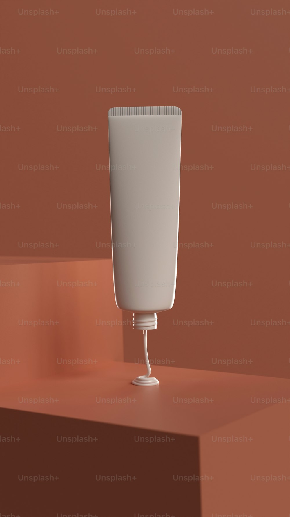 um vaso branco sentado em cima de uma mesa