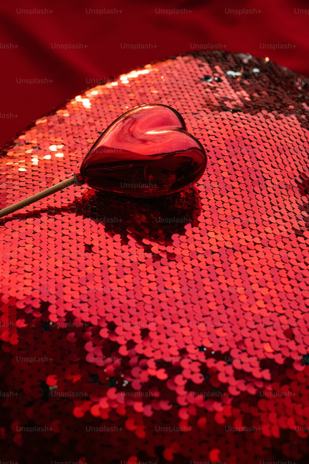 빨간��색 스팽글 표면 위에 앉아 있는 컴퓨터 마우스