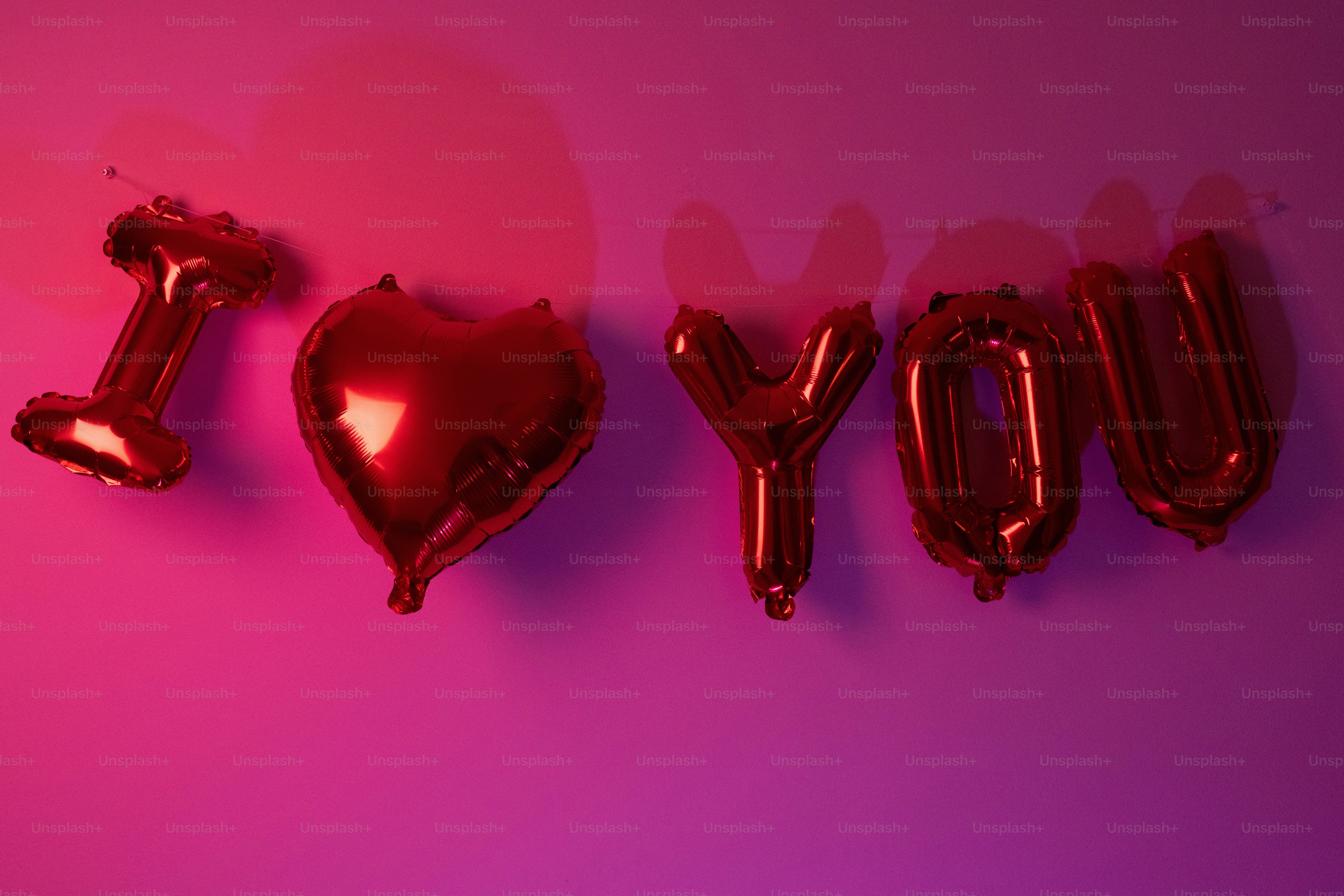 Das Wort Freude aus Luftballons in Form eines Herzens