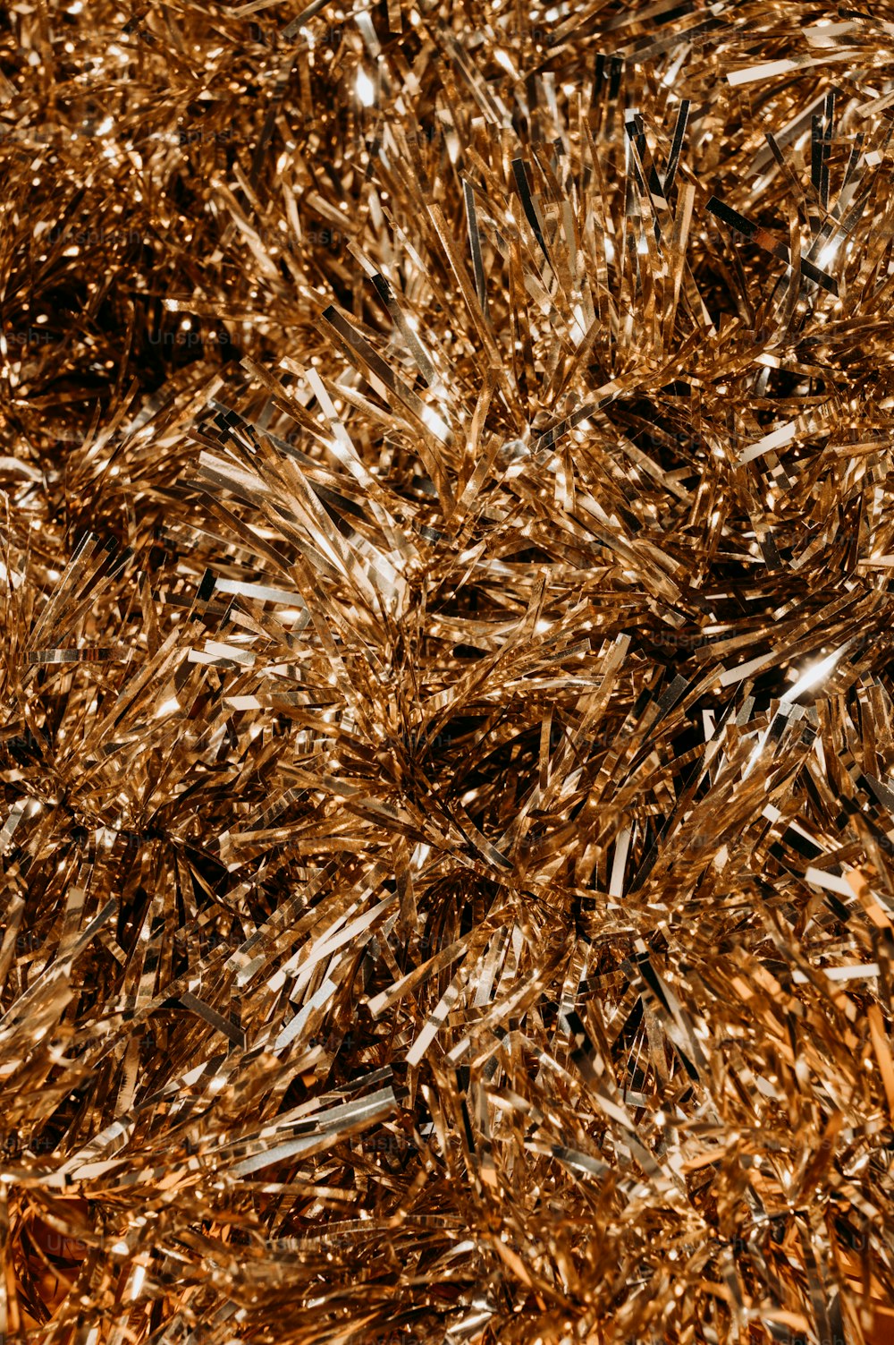 um close up de um monte de enfeites de ouro