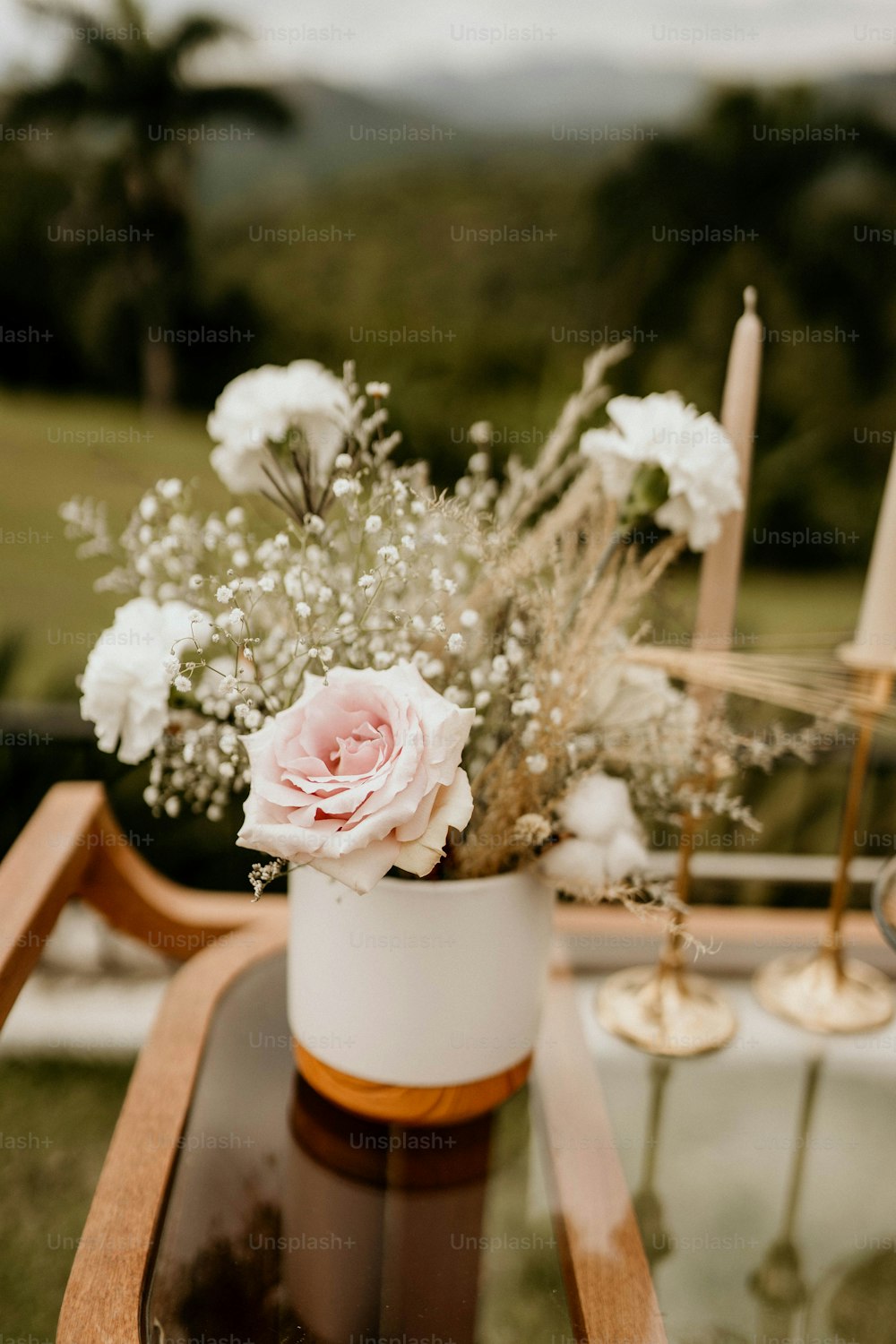un vase de fleurs posé sur une table