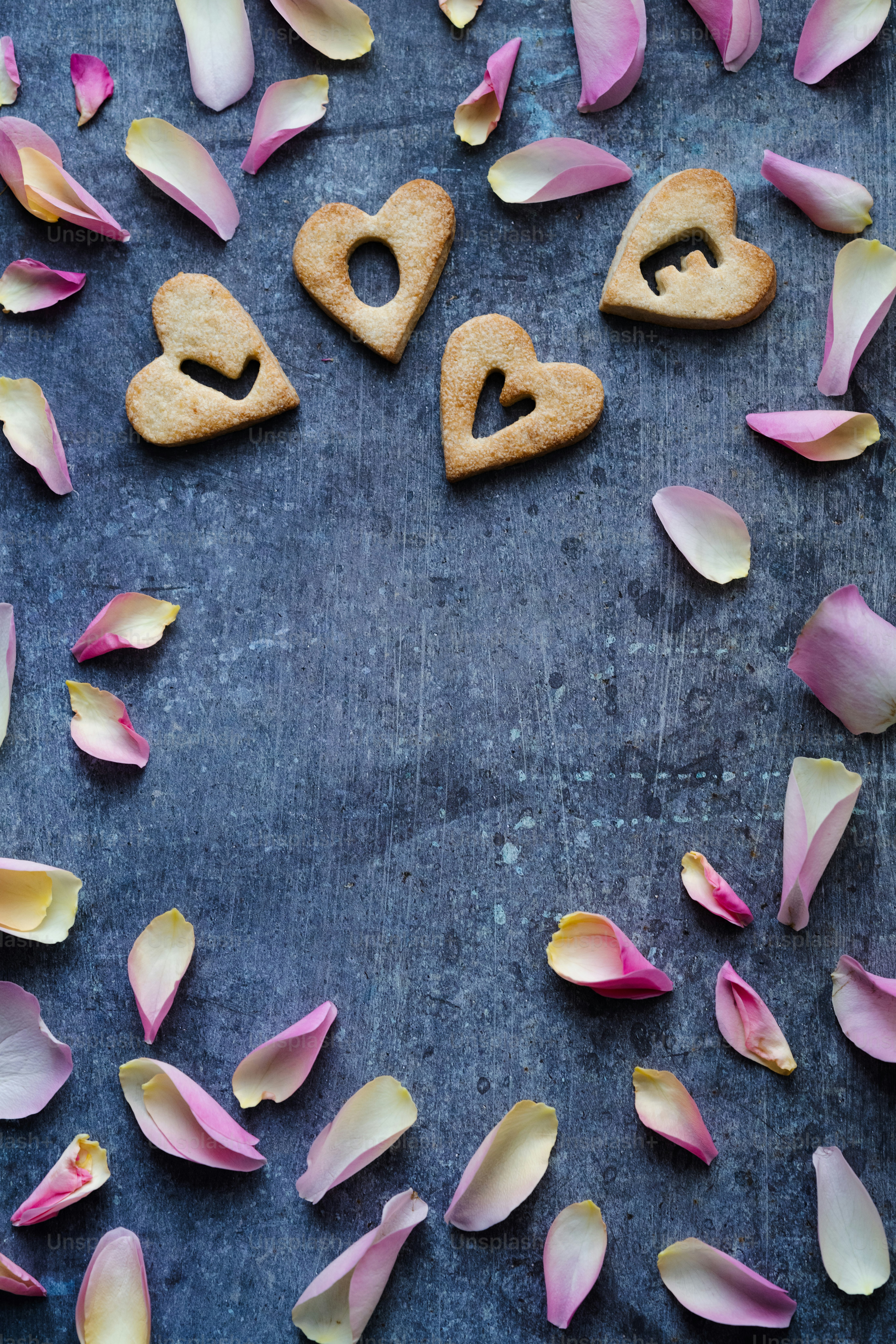 花びらと花びらに囲まれたハート型のクッキー