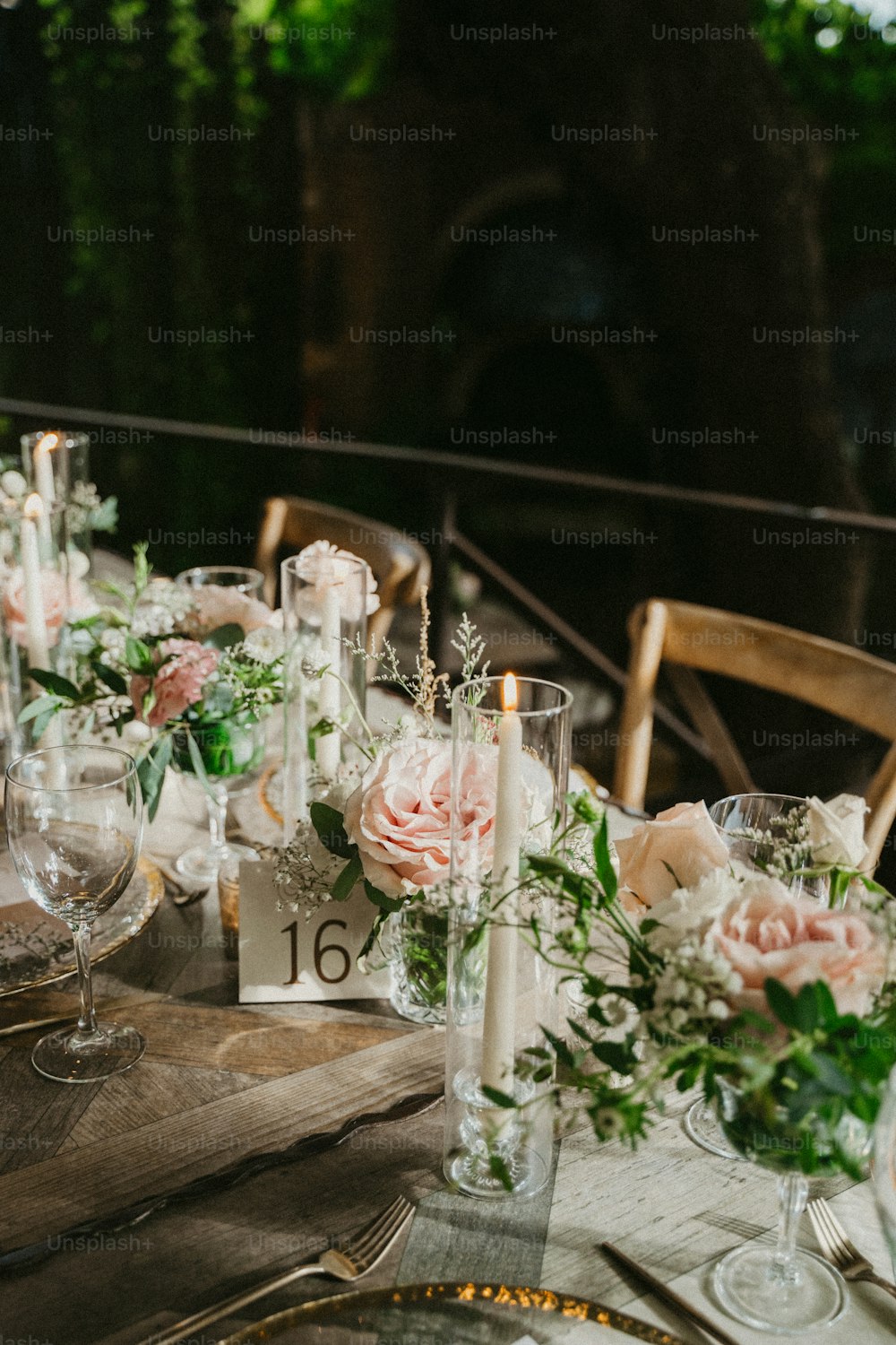 꽃과 양초로 테이블이 놓여 있습니다.