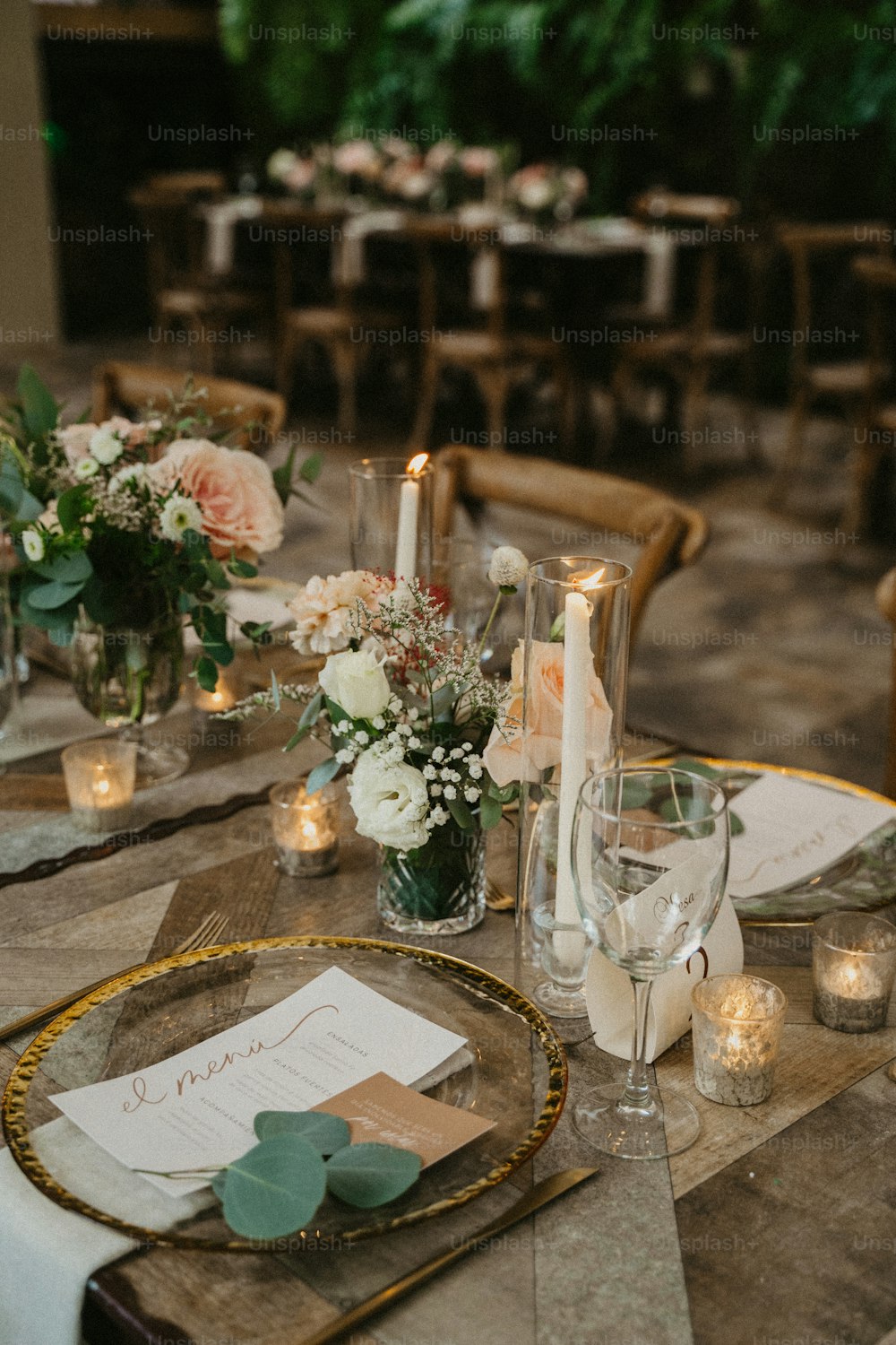 Ein Tisch ist mit Kerzen und Blumen gedeckt