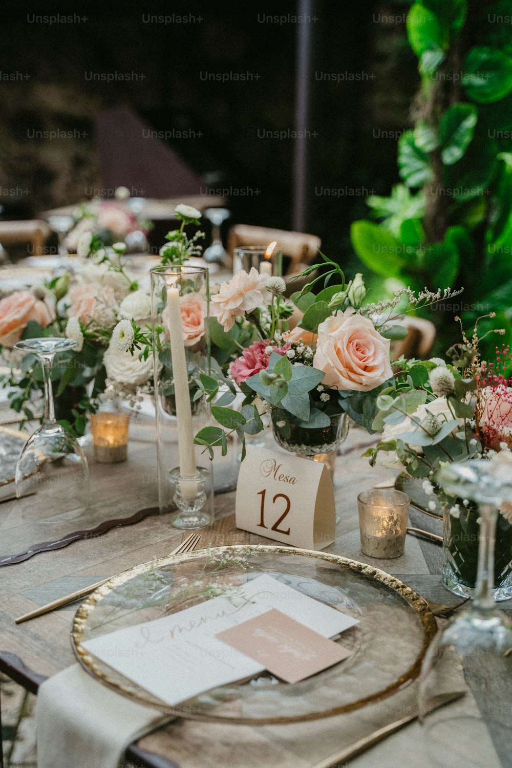 Ein Tisch ist mit Blumen und Kerzen gedeckt