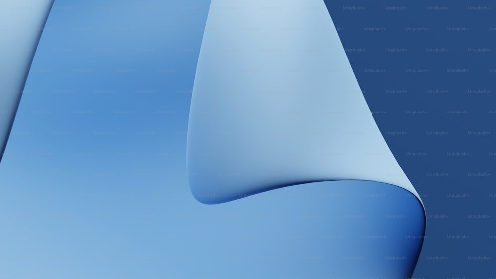 Un primo piano di un oggetto curvo su sfondo blu