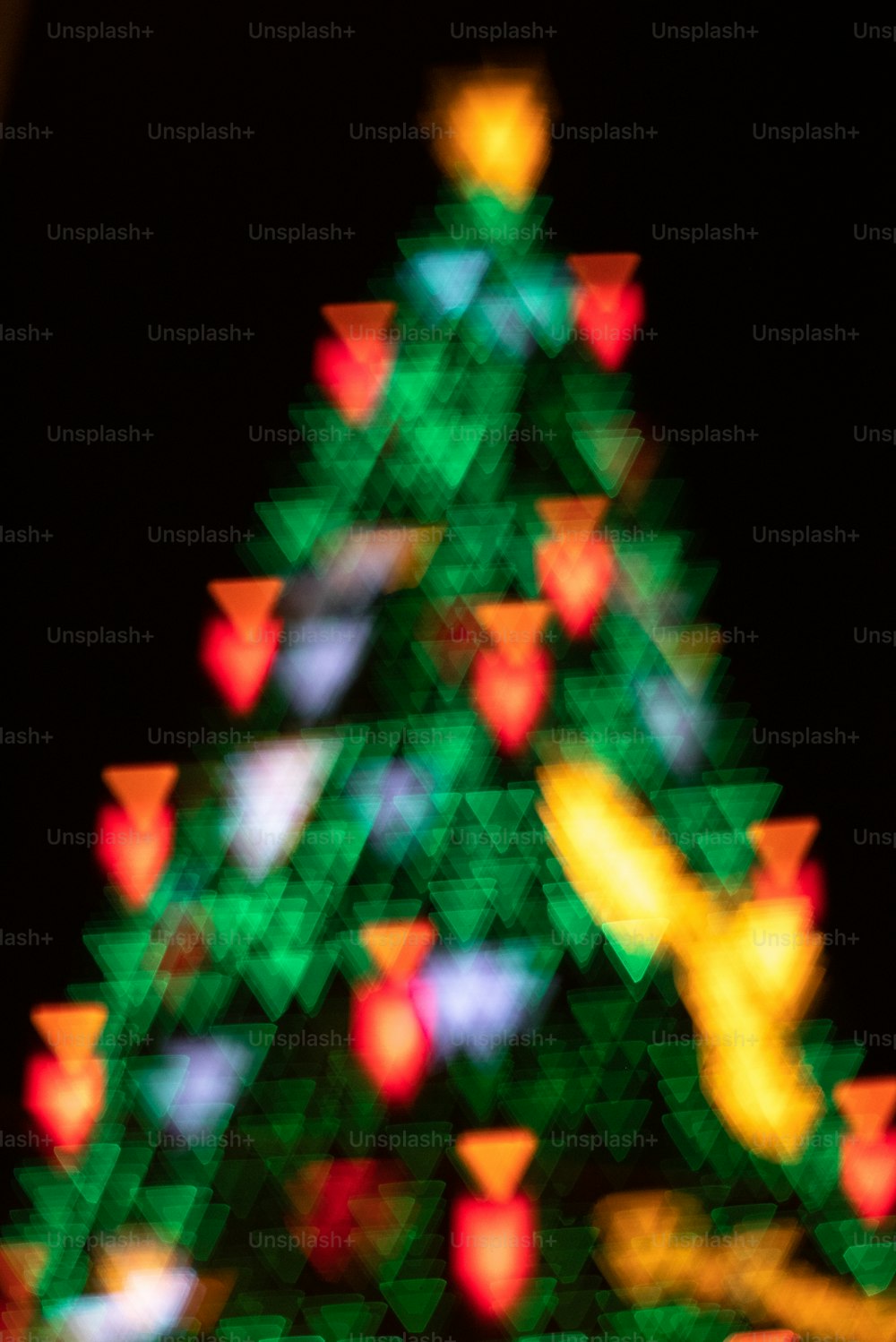 ライトアップされたクリスマスツリーのぼやけた写真