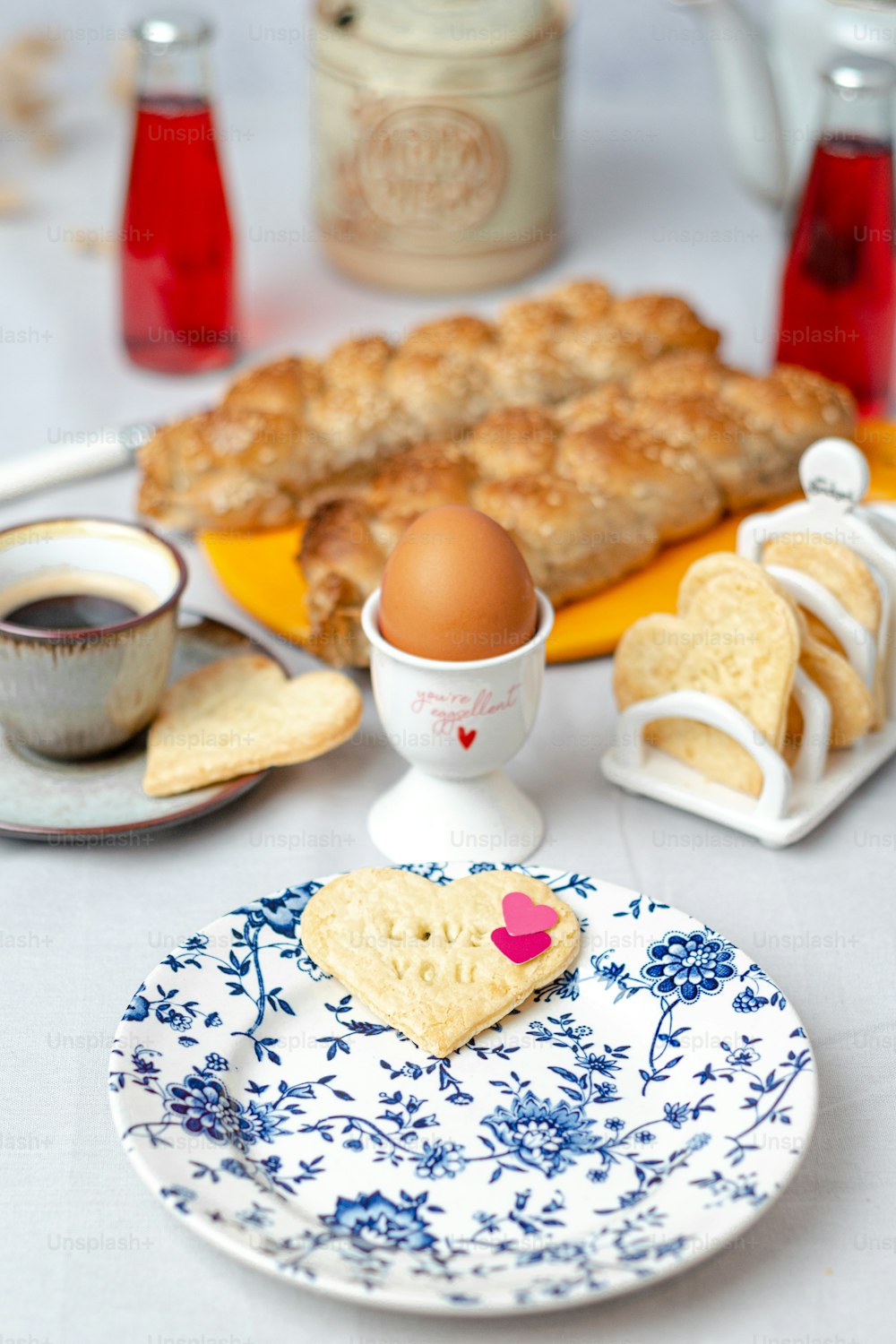una mesa cubierta con un plato de comida y una taza de café