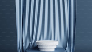 Un pedestal blanco sentado frente a una cortina azul