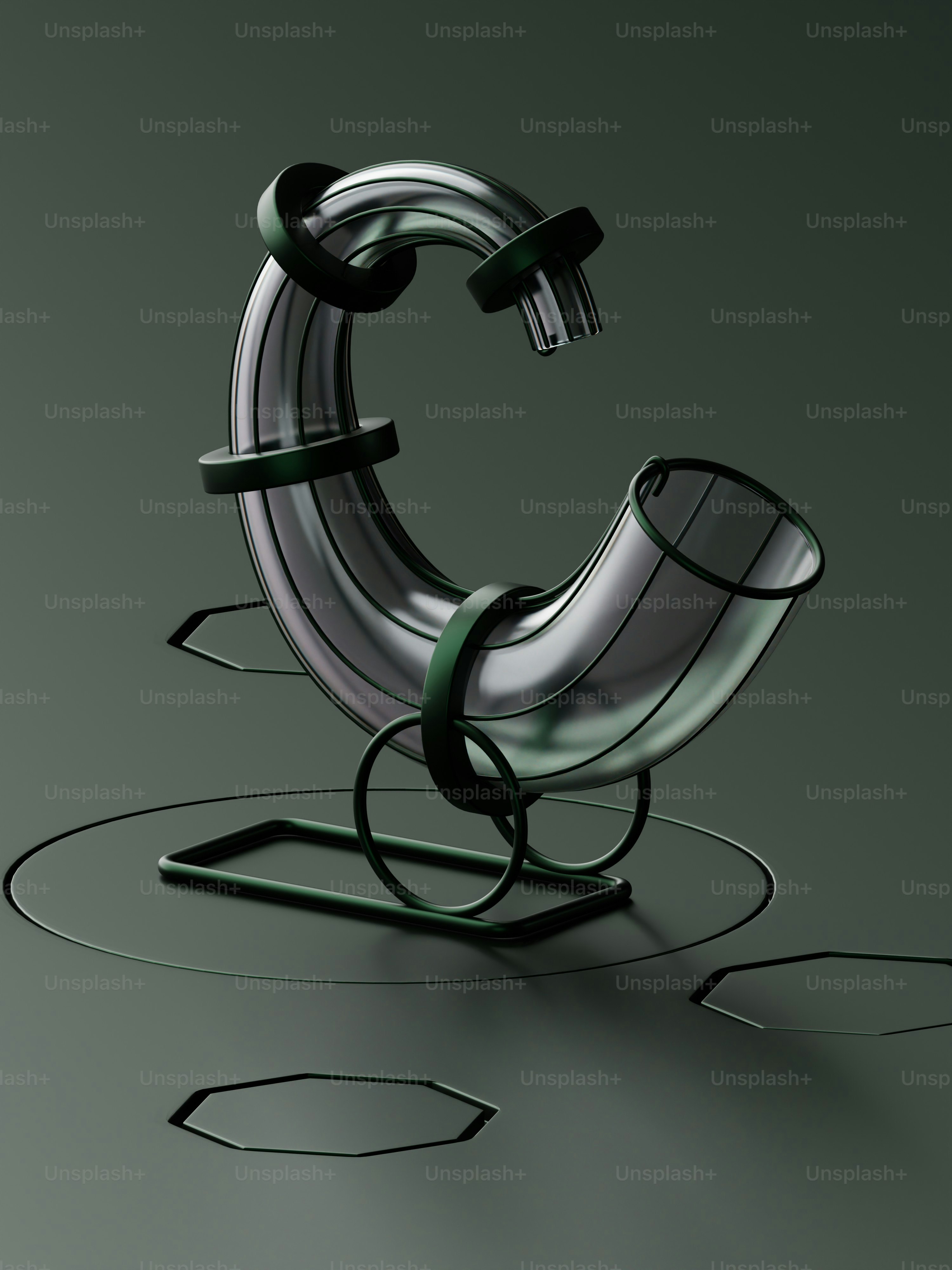 um objeto de metal com um design circular em cima dele