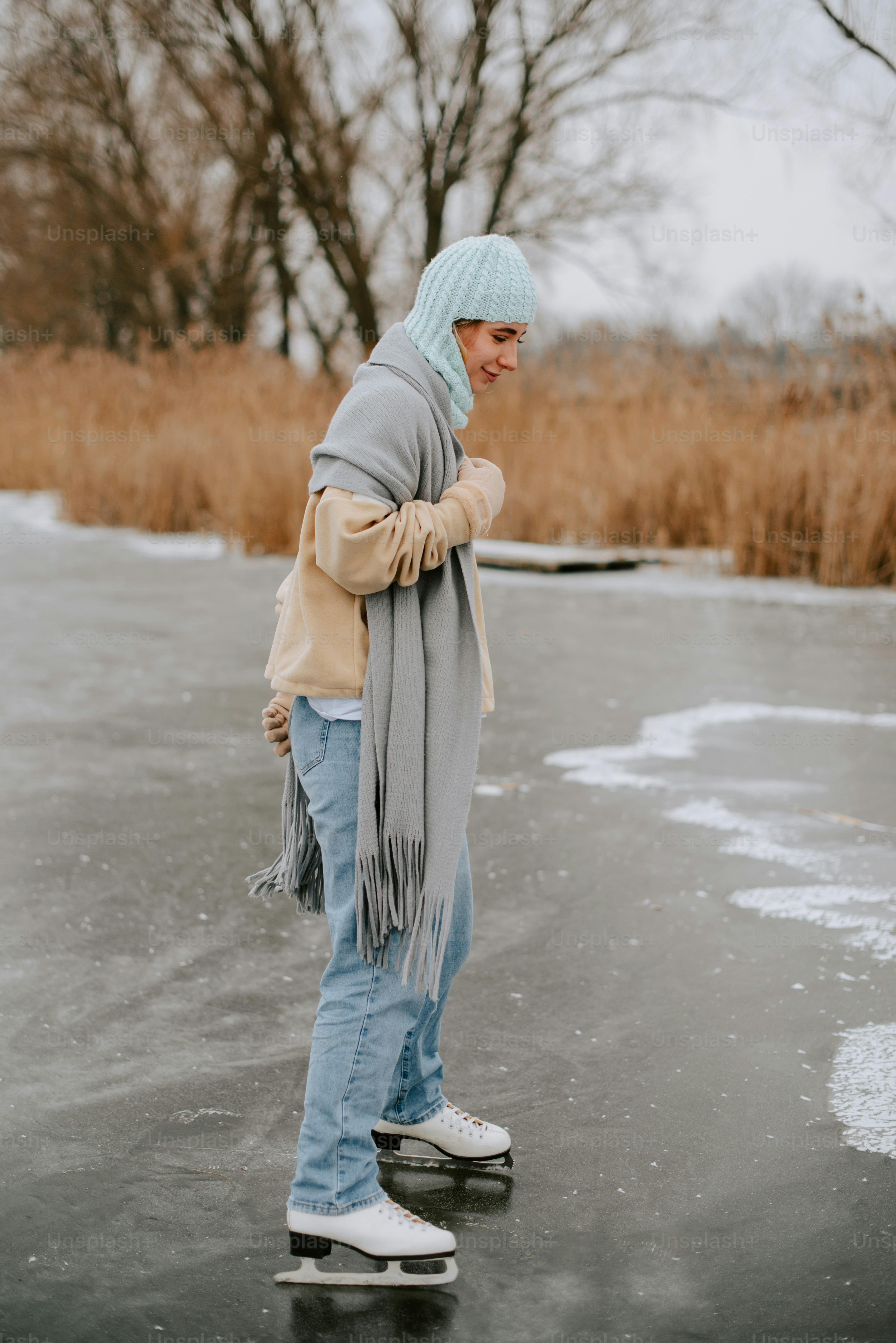 eine Person auf einem Skateboard auf einer gefrorenen Oberfläche