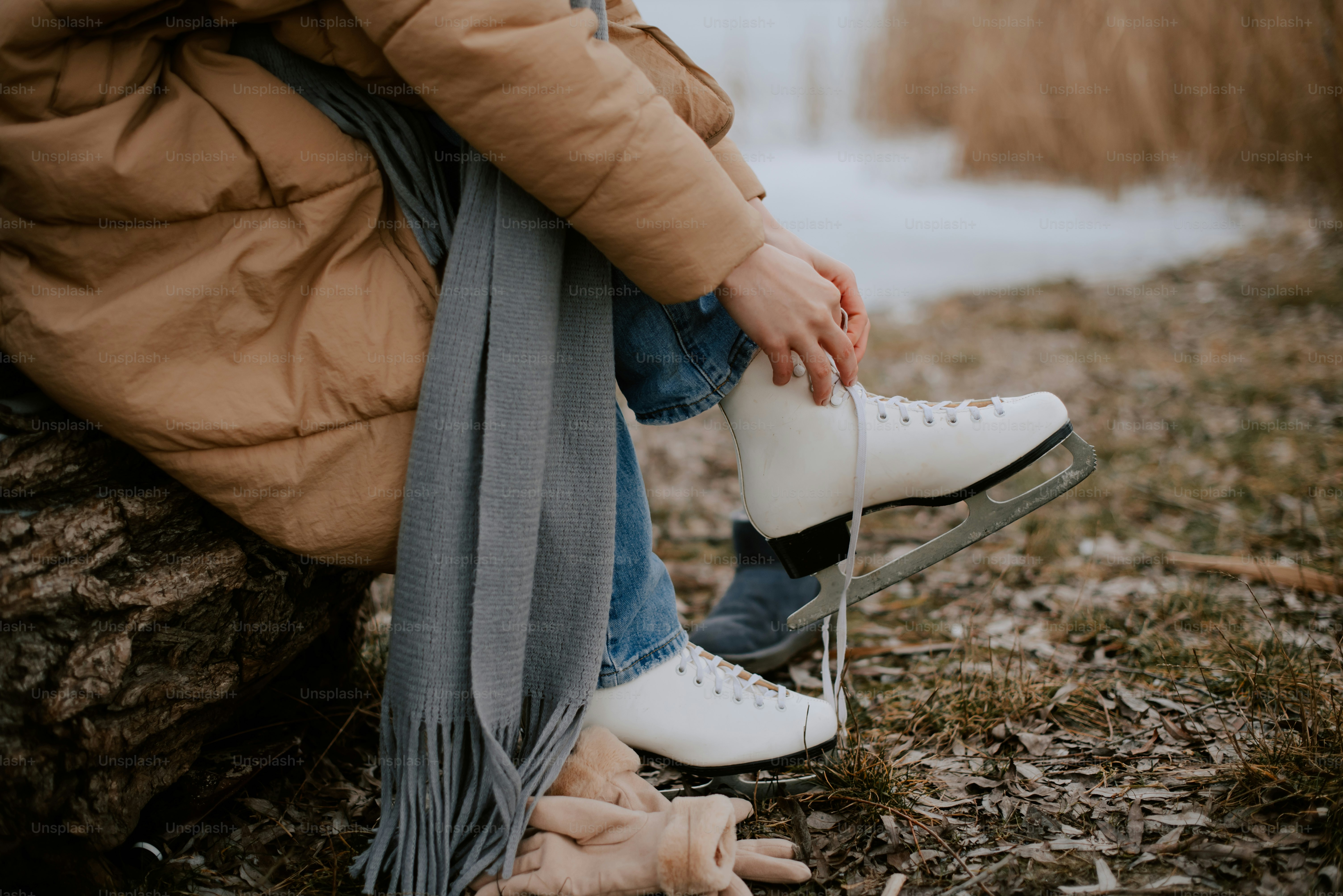 Eine Person, die mit Schuhen auf einem Baum sitzt