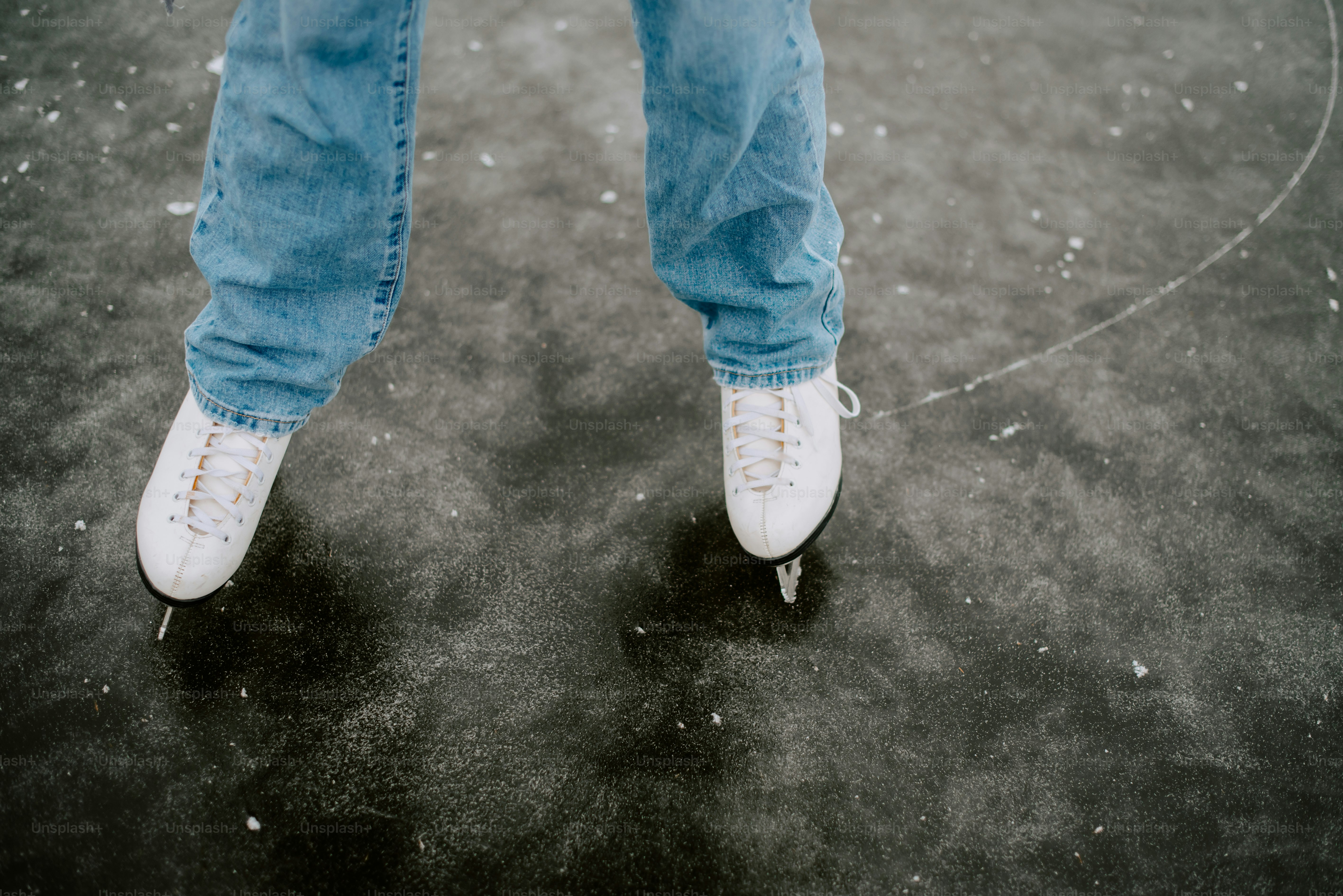 eine Person in weißen Tennisschuhen, die im Kreis steht