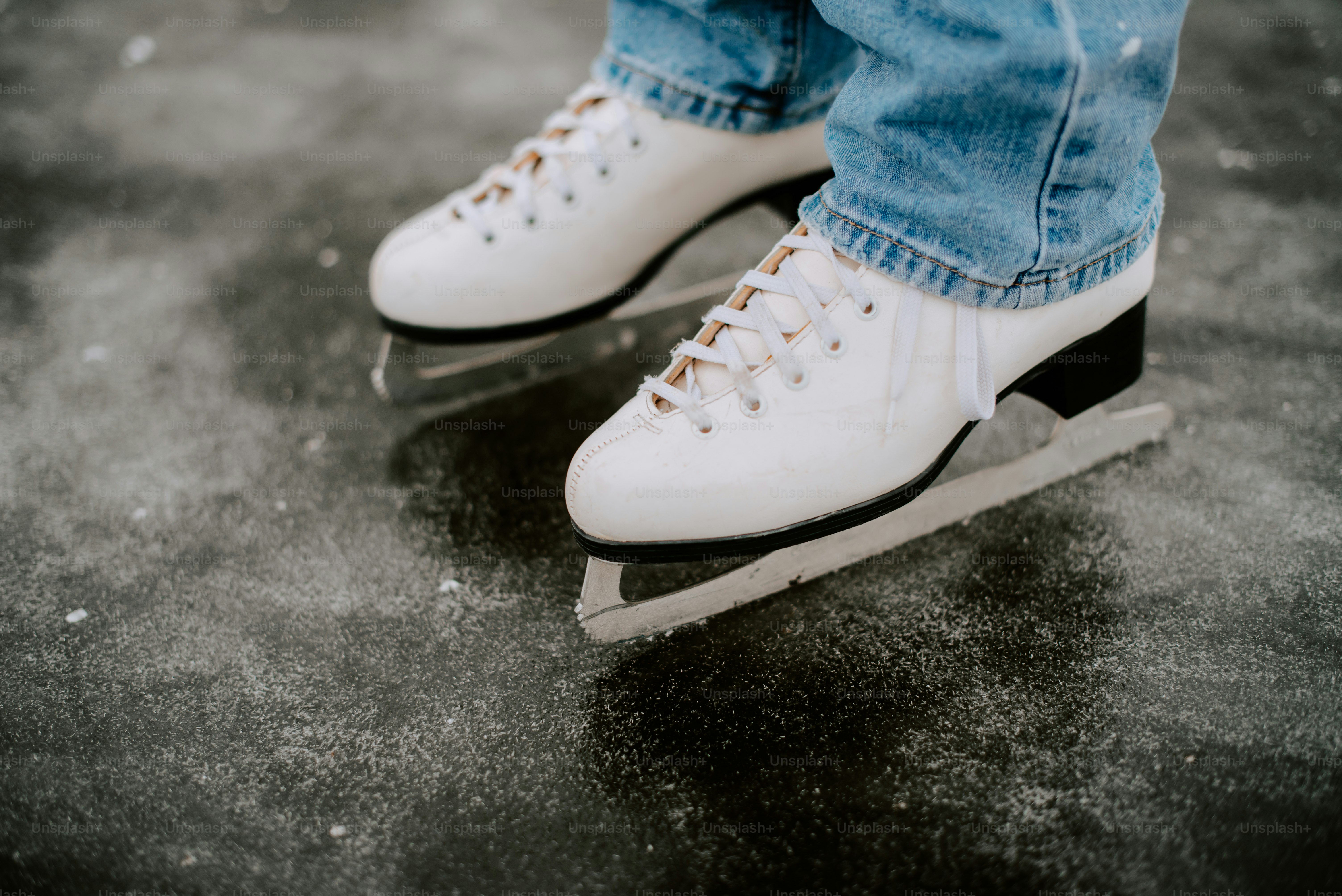 Nahaufnahme einer Person auf einem Schlittschuh