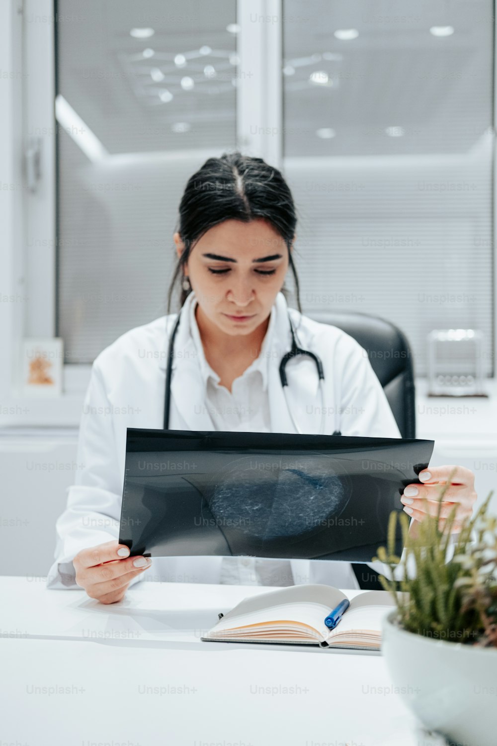 Eine Ärztin betrachtet einen Scan auf einem Tablet
