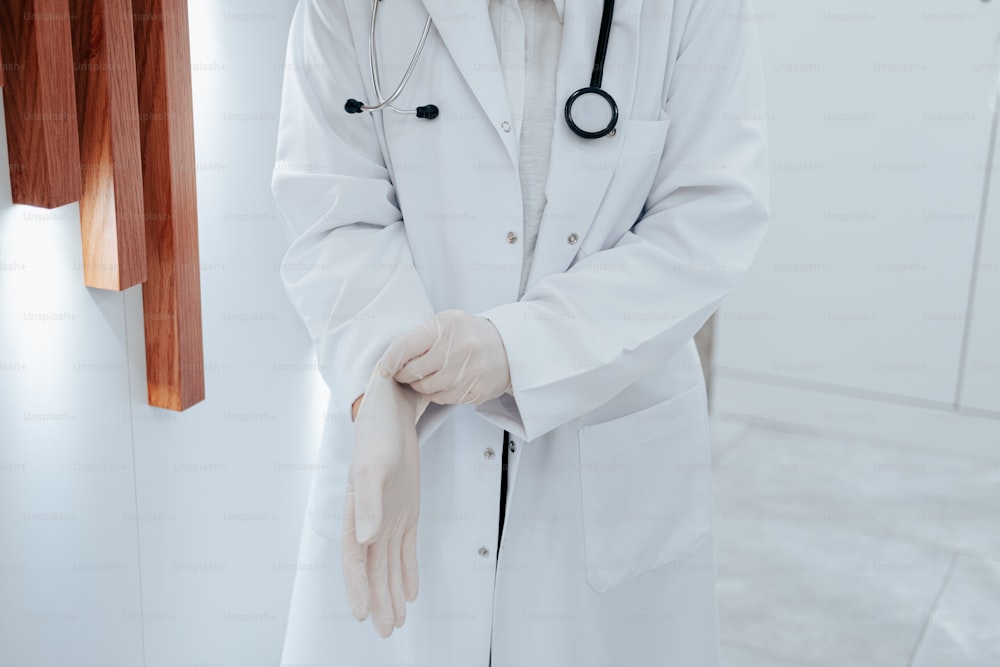 un medico che indossa un camice bianco e guanti bianchi