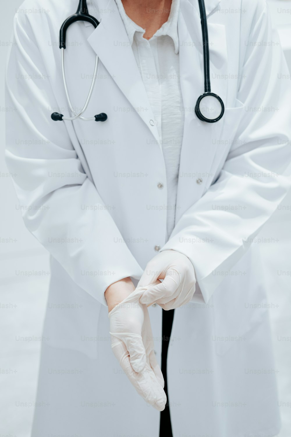 Un medico maschio in camice bianco e guanti bianchi