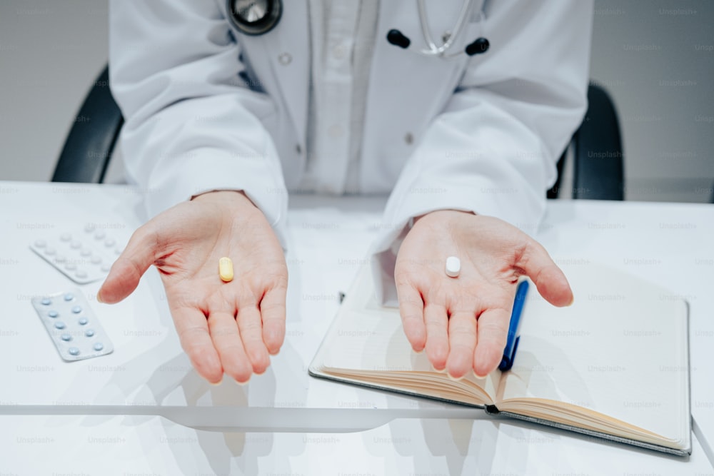 Un médico sostiene una pastilla en su mano