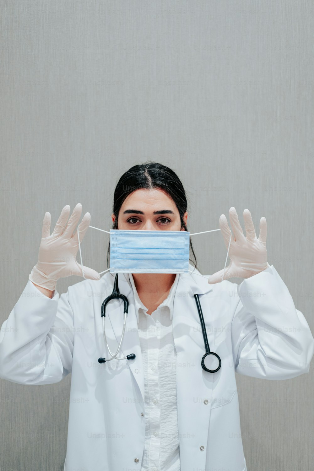 Eine Ärztin trägt eine Maske, die ihre Augen bedeckt