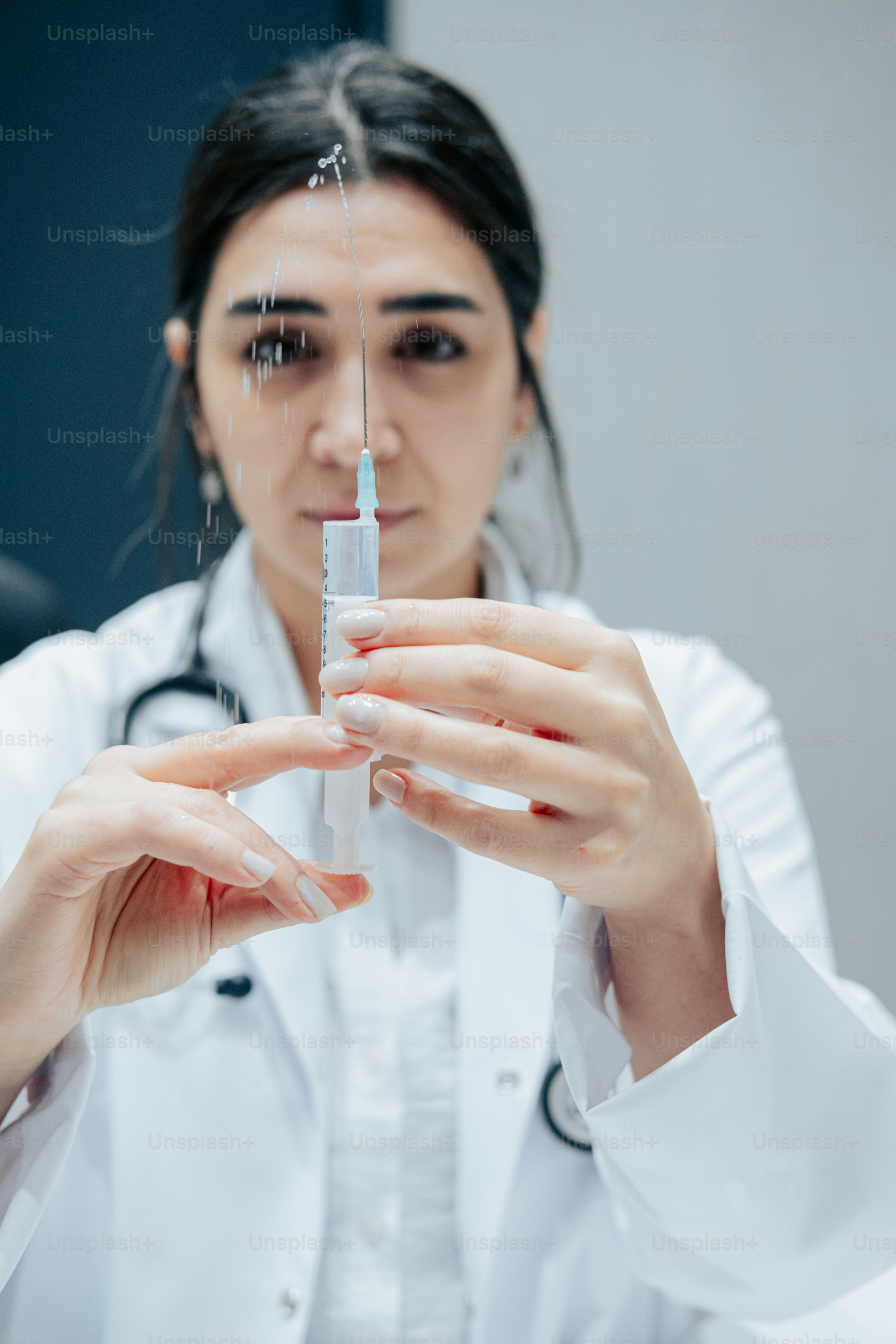 Una donna in camice bianco che tiene un syquet