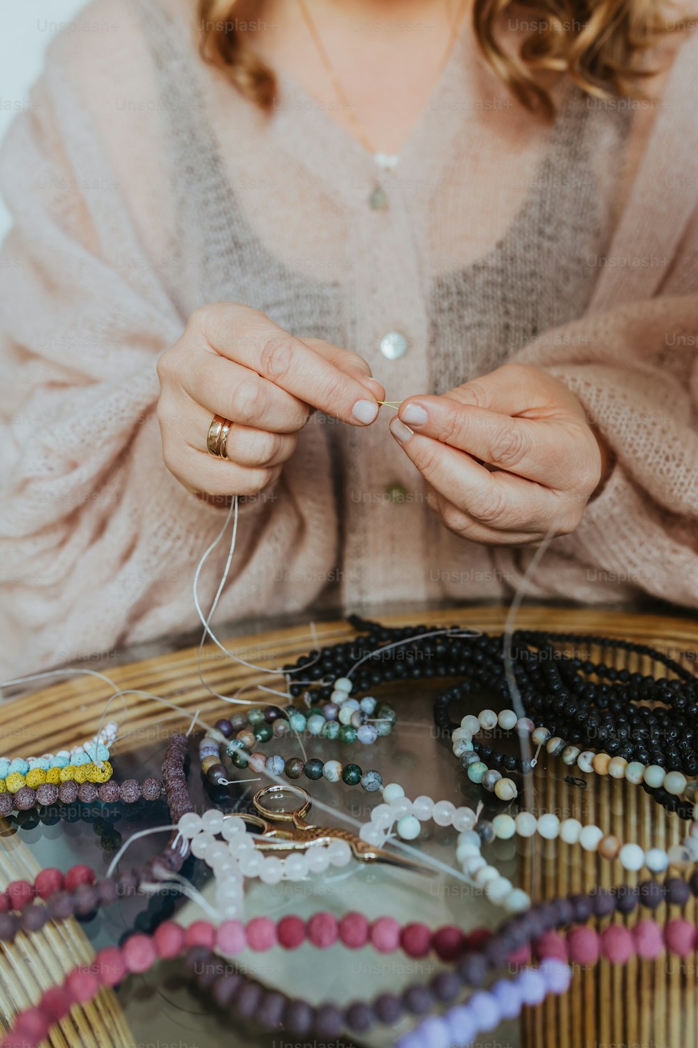 une femme assise à une table avec un bouquet de perles