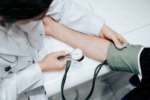 un médico que controla la presión arterial de un paciente