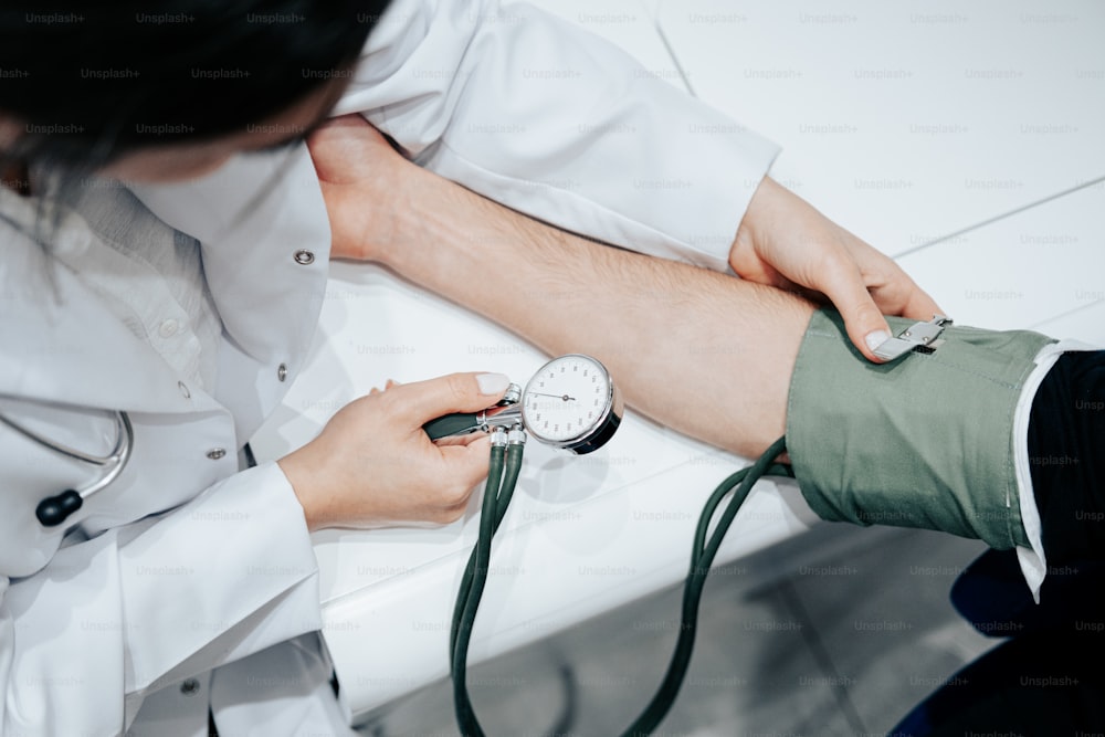 um médico que verifica a pressão arterial de um paciente