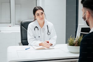 Una donna seduta a una scrivania con uno stetoscopio in testa