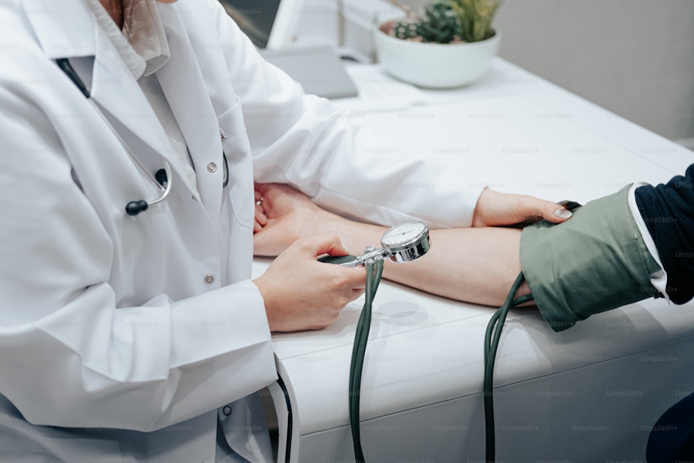 患者の血圧をチェックする医師