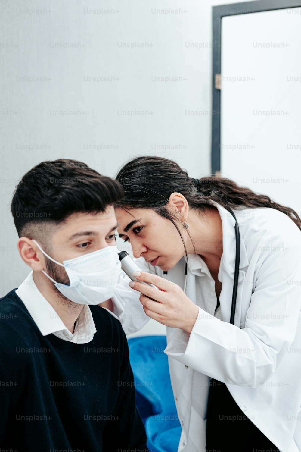 Un hombre y una mujer con máscaras faciales