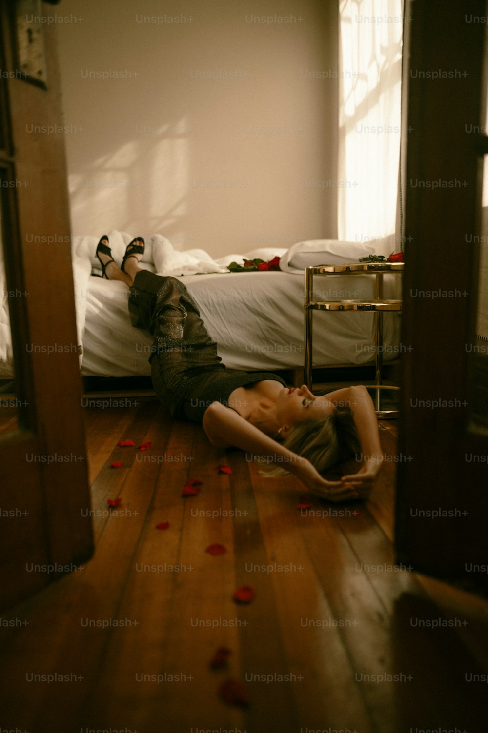 Eine Frau liegt in einem Schlafzimmer auf dem Boden