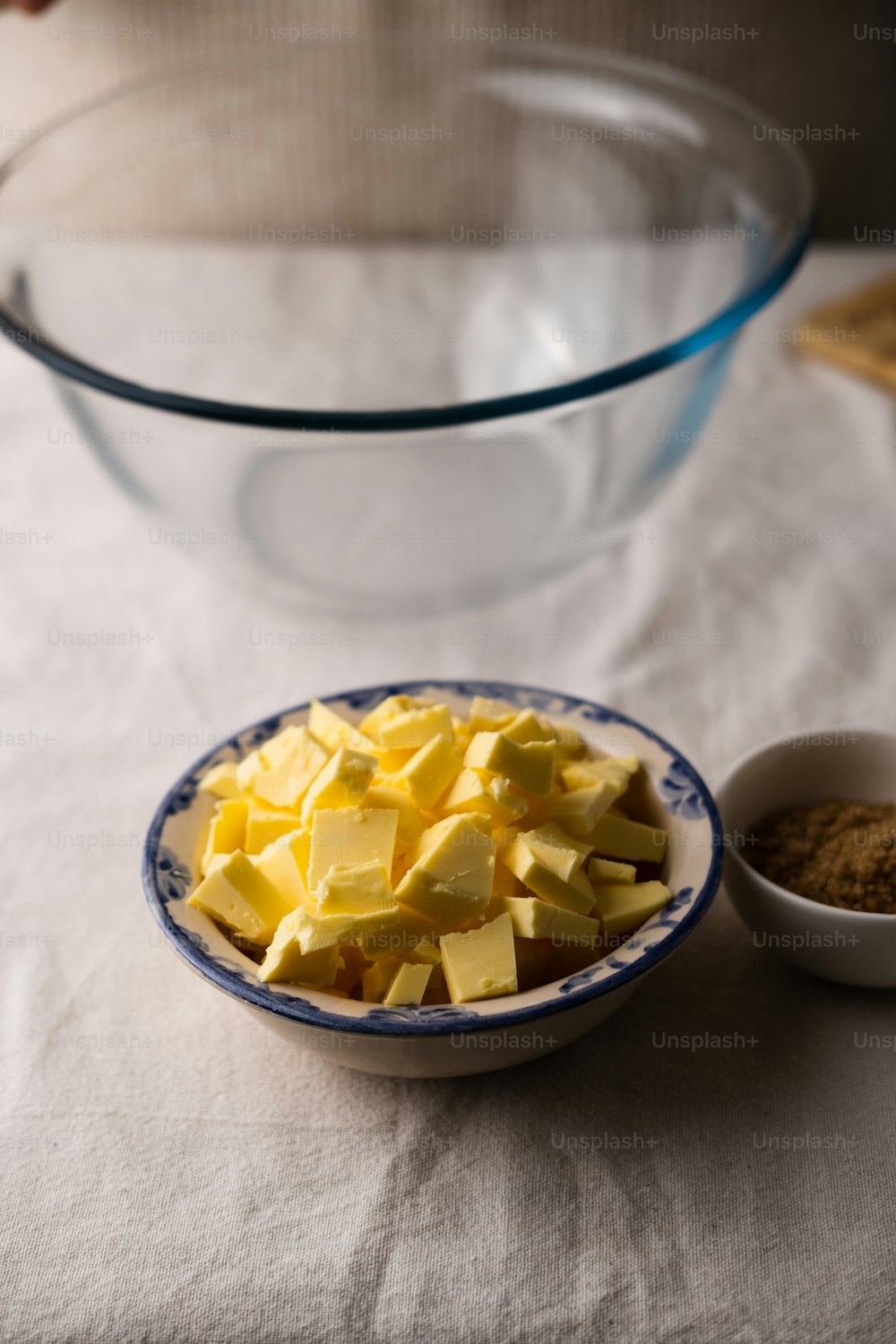 un bol de beurre à côté d’un bol d’épices