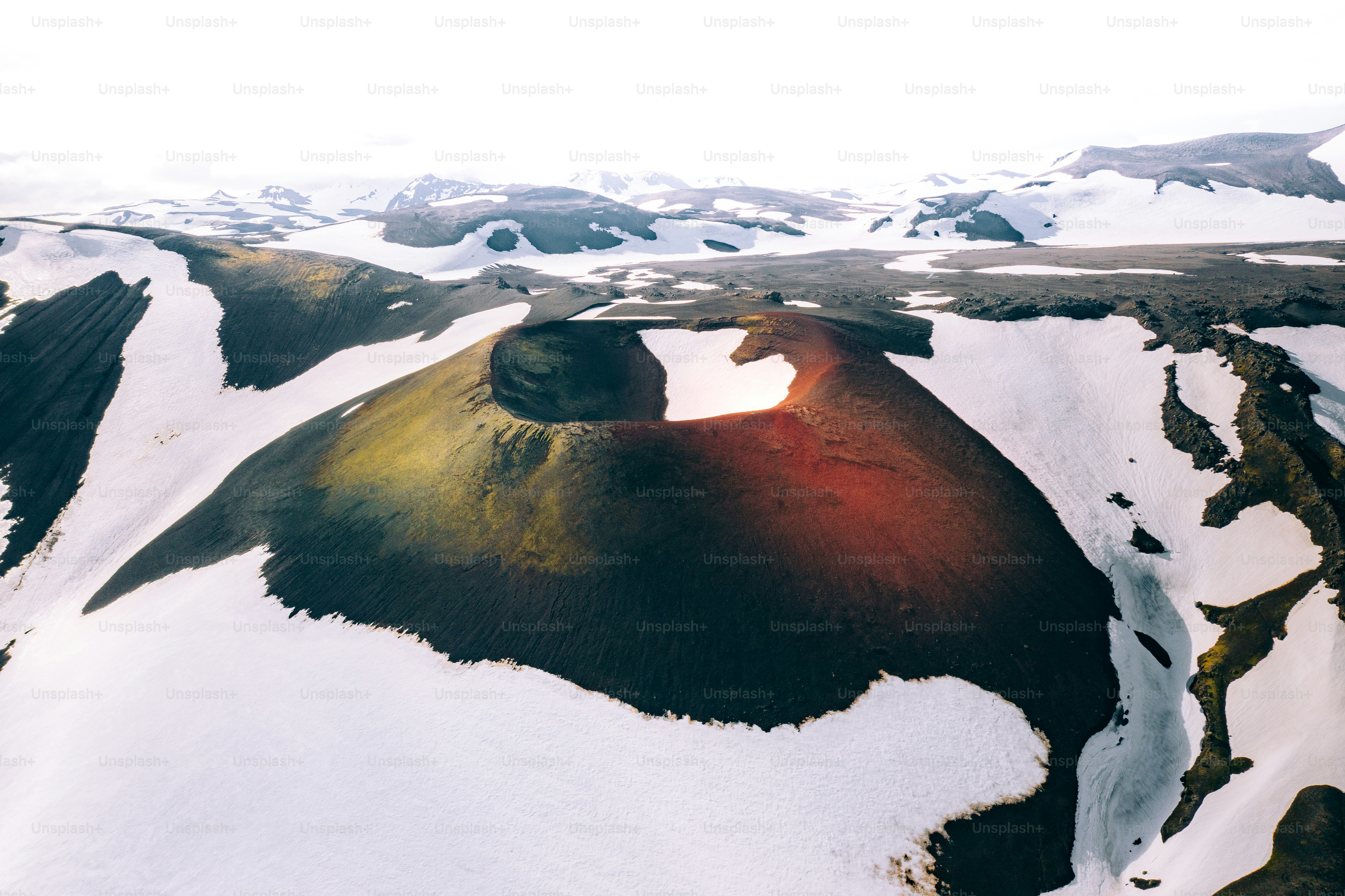 una veduta aerea di una montagna coperta di neve
