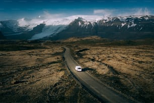 Ein LKW fährt eine unbefestigte Straße in den Bergen hinunter