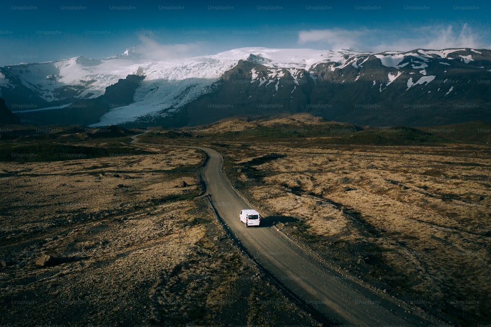 Un camión conduciendo por un camino de tierra en las montañas