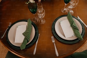 皿と銀器で覆われた木製のテーブル