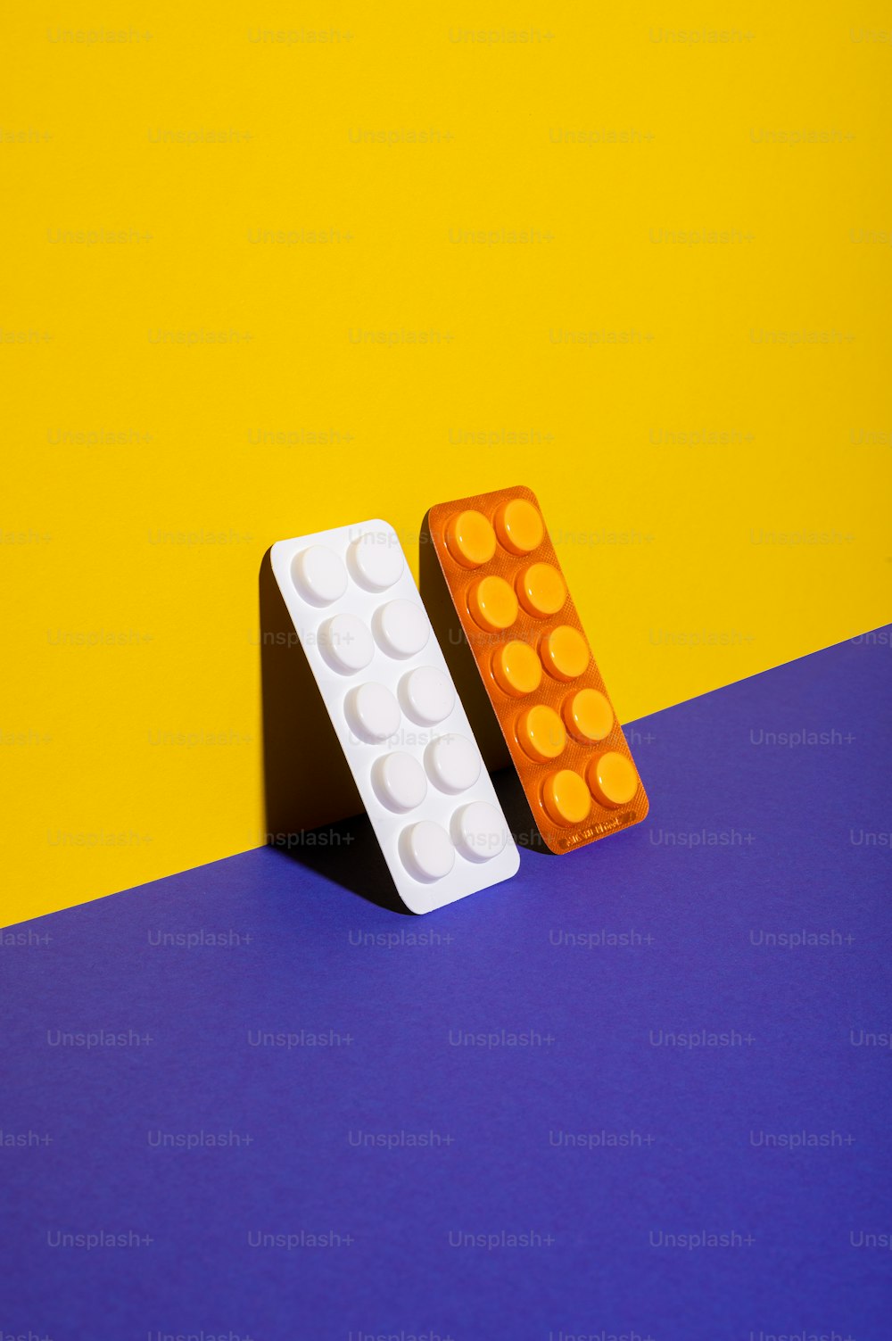Ein Paar Legosteine auf einer blauen Oberfläche