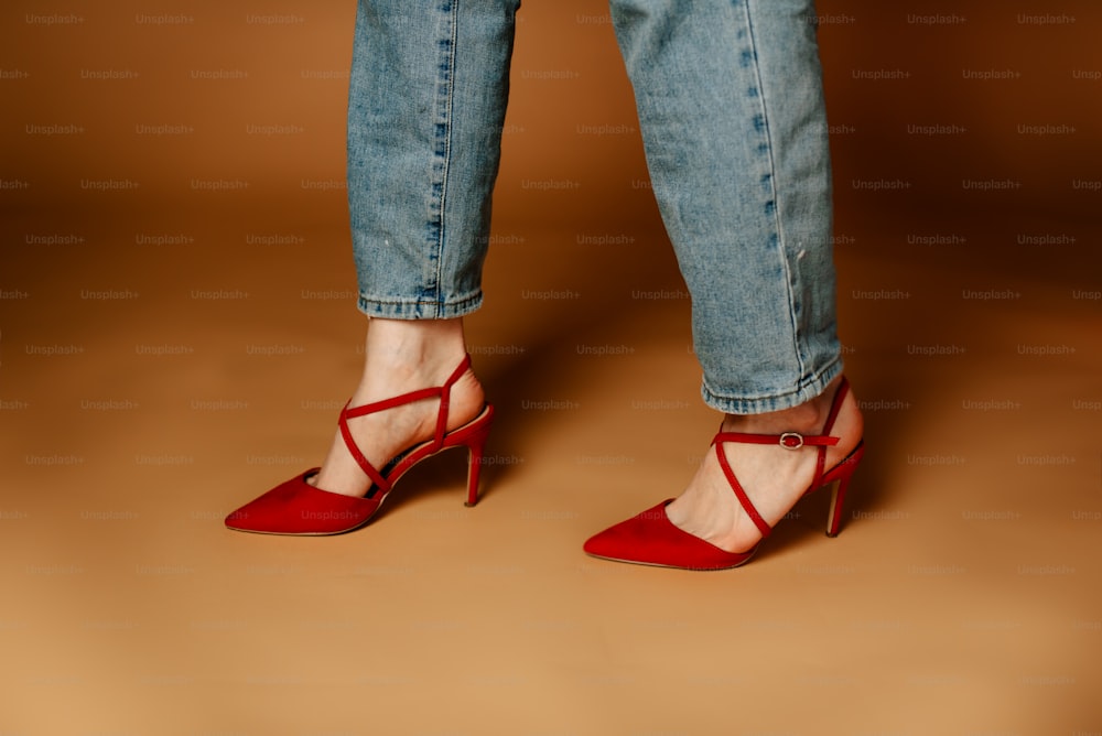 les jambes d’une femme portant des talons hauts rouges
