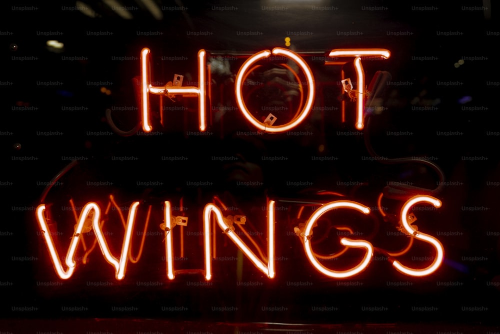 Un letrero de neón que dice Hot Wings