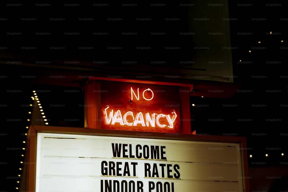 a sign that says no vacancy on it