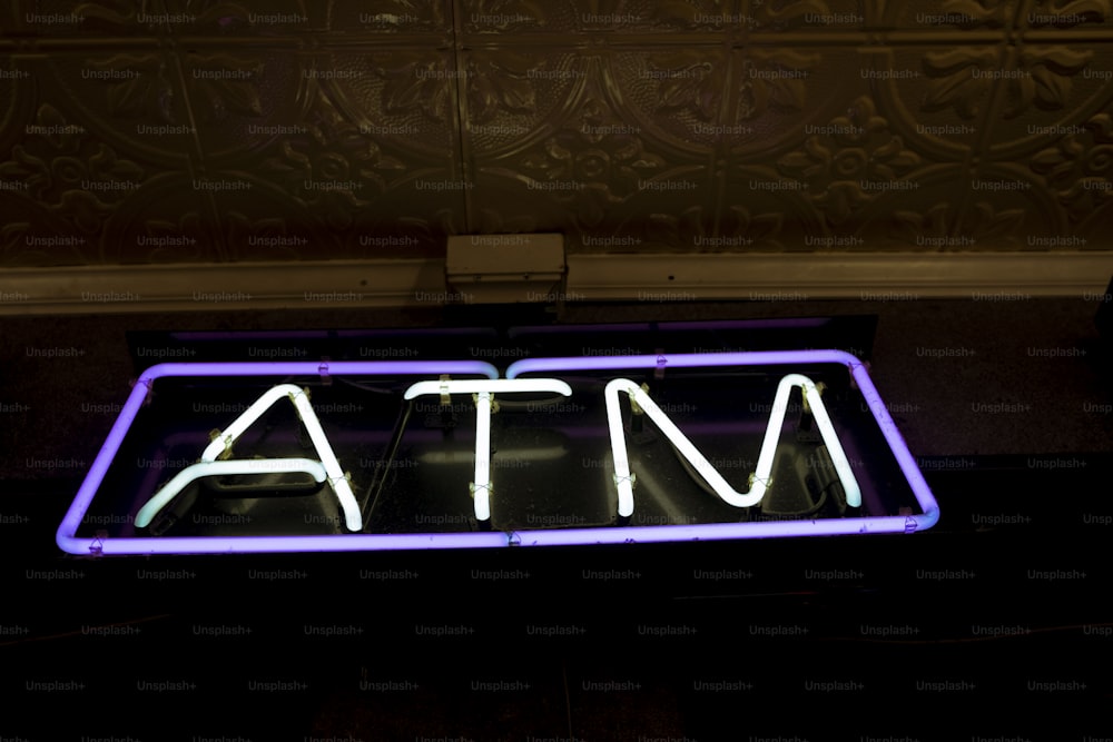 Eine Leuchtreklame, auf der ATM steht