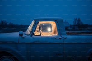 창문에 불빛이있는 오래된 트럭