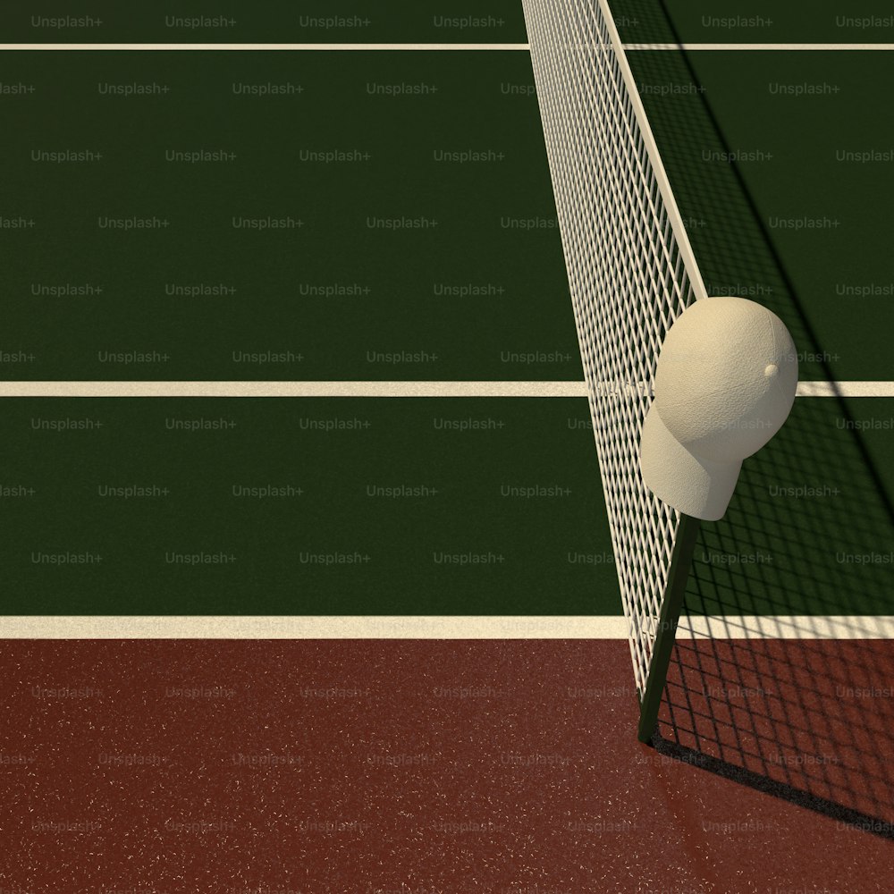 una pelota de tenis y una raqueta en una cancha