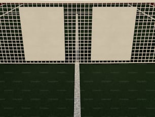 un campo da tennis con due racchette da tennis su di esso