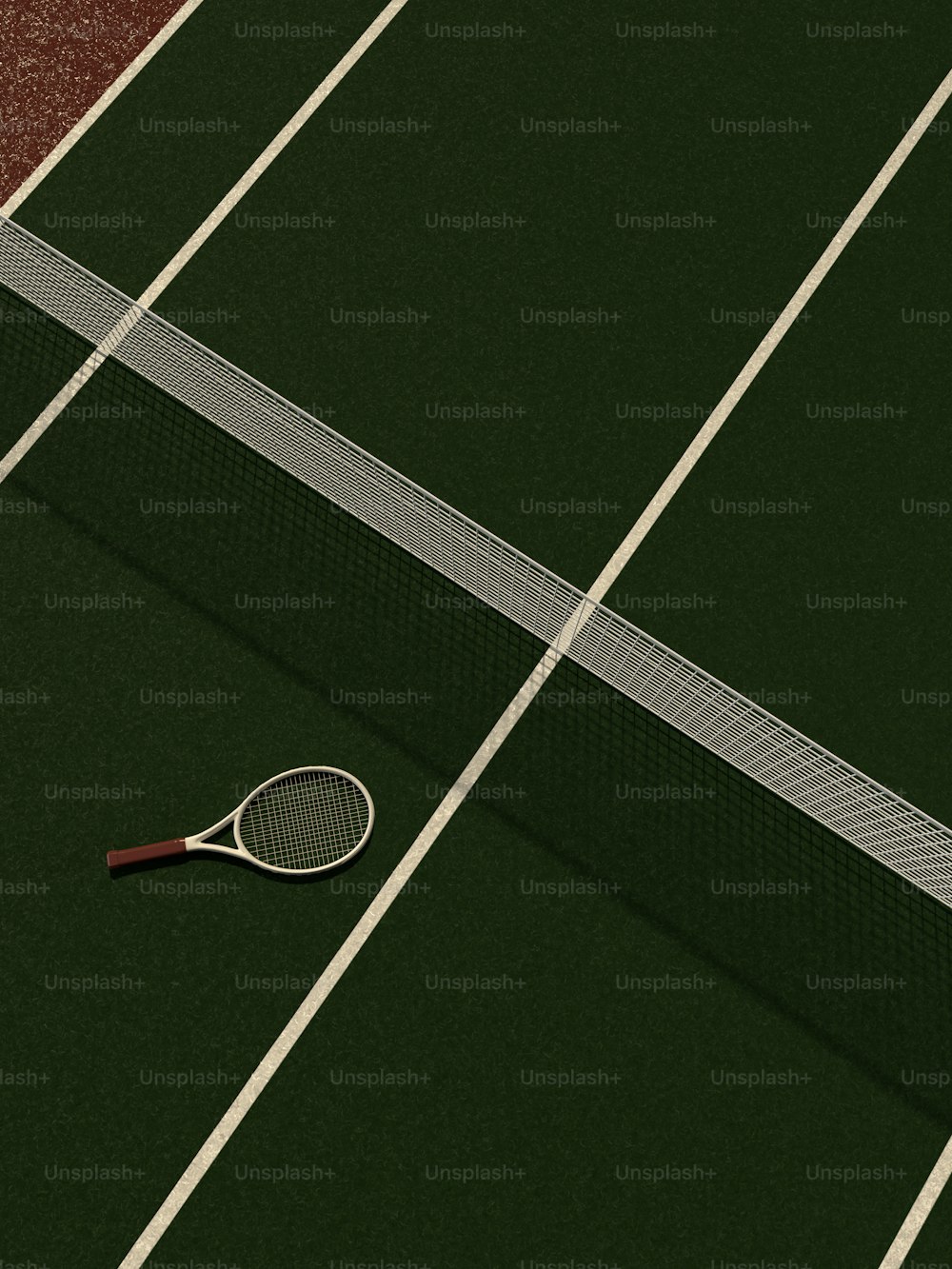 uma raquete de tênis e bola em uma quadra de tênis