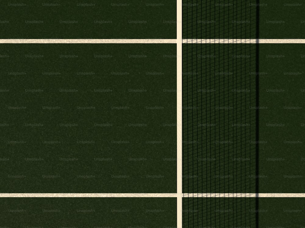 um close up de uma quadra de tênis com uma rede