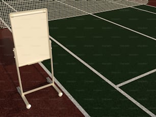 uma quadra de tênis com um quadro branco sobre ele