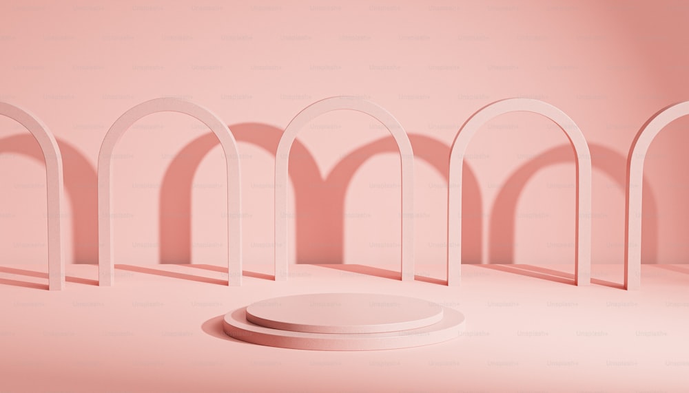Una habitación rosa con arcos y un objeto redondo