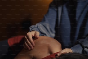 uma mulher recebendo uma massagem nas costas de um homem